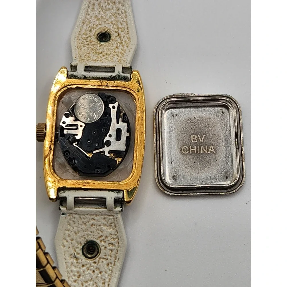 Black Hills Gold Wristwatch Tri-Colored Diamond Quartz Stretch White Leaf Band